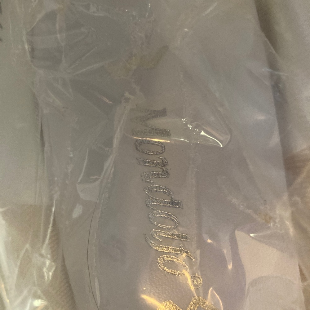 Bridal heels mondolfo brand Satin 👠 Nwt they are white - Picture 3 of 6